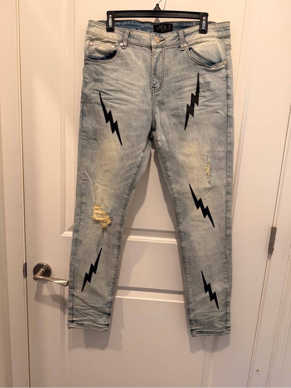 THRT Light Wash
Distressed Lightning Bolt
Print Jeans Size 36